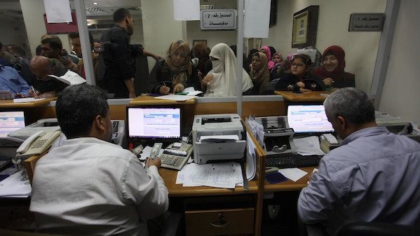 قانون العمل الجديد يضع ضوابط صارمة على التوظيف.. حماية للعمال وردعا للسماسرة