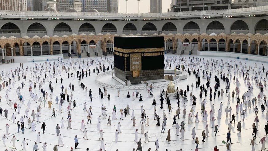 حجاج بيت الله الحرام يؤدون طواف الإفاضة في أجواء إيمانية وخدمات متكاملة.. فيديو