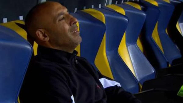 بكاء أيمن عبد العزيز مدرب الزمالك بعد الخروج من الكونفدرالية