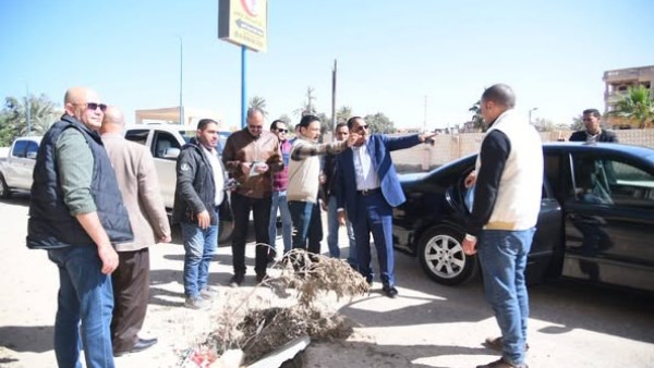 محافظ مطروح خلال الجولة 