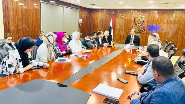 مدير رعاية بورسعيد الصحية يناقش خطط التشغيل وتطوير الأداء