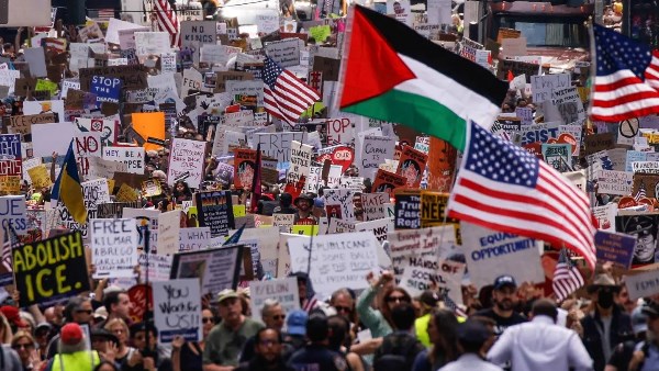 احتجاجات واسعة.. آلاف الأمريكيين يتظاهرون ضد ترامب: أوقفوا تسليح إسرائيل