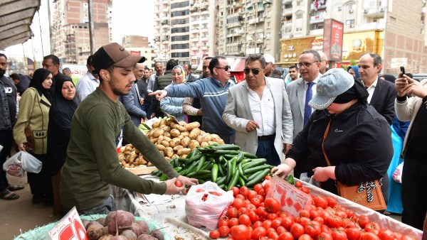 محافظ الدقهلية يتفقد سوق اليوم الواحد