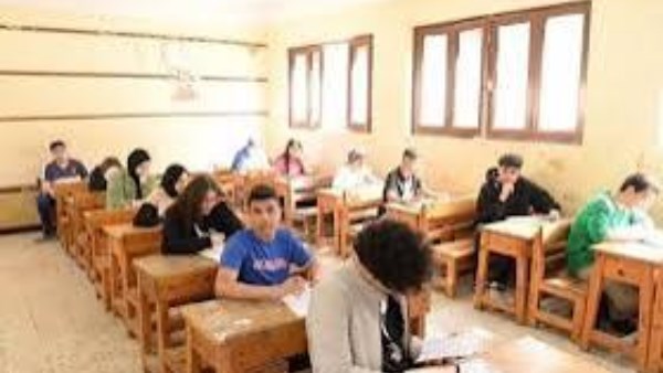 ضبط طالب صور ورقة الجبر خلال امتحانات الشهادة الاعدادية بالمنوفية