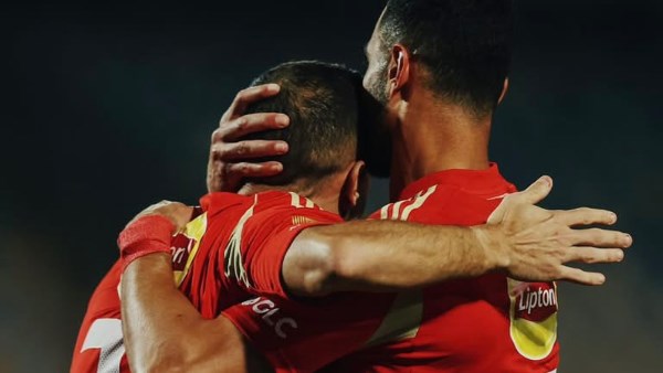 بالصور.. عمرو السولية يحتفل بتتويج الأهلي