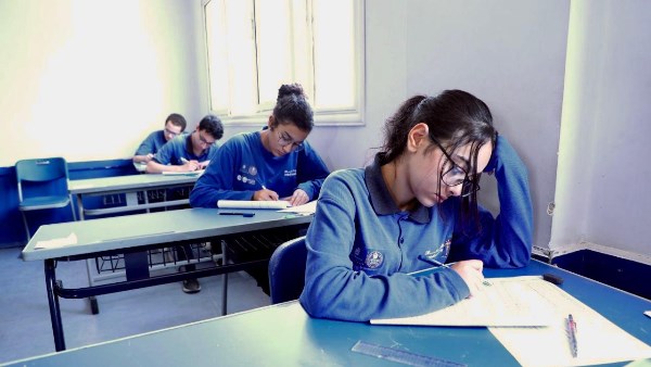 امتحانات الثانوية العامة |توزيع أوراق الإجابة باللجان الآن استعدادا لأداء اللغة الأجنبية الأولى