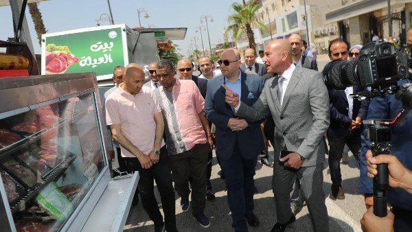 محافظ بني سويف يشهد اصطفاف منافذ البيع المتنقلة التابعة لجهاز المشروعات