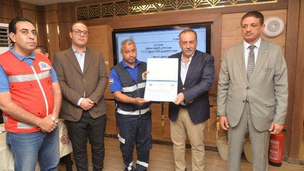 عثرا على 53 ألف جنيه داخل السيارة.. محافظ أسيوط يكرم مسعفا وسائقا