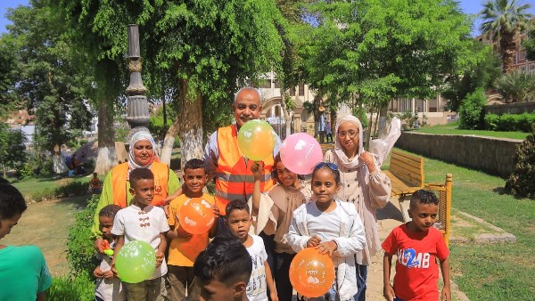 توزيع الهدايا والبالونات والألعاب على الأطفال بحدائق أسوان احتفالا بالعيد