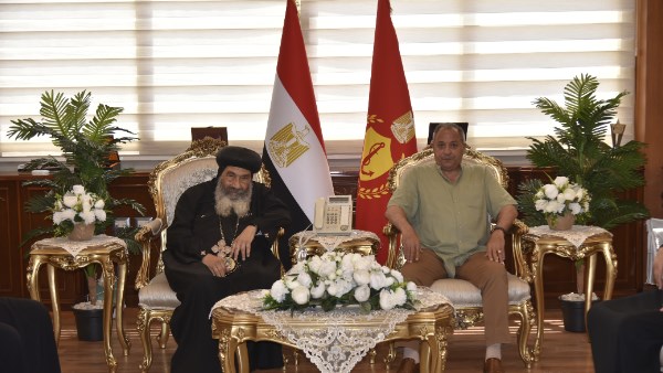 محافظ بورسعيد يستقبل وفدًا من الكنيسة لتقديم التهنئة بعيد الأضحى المبارك