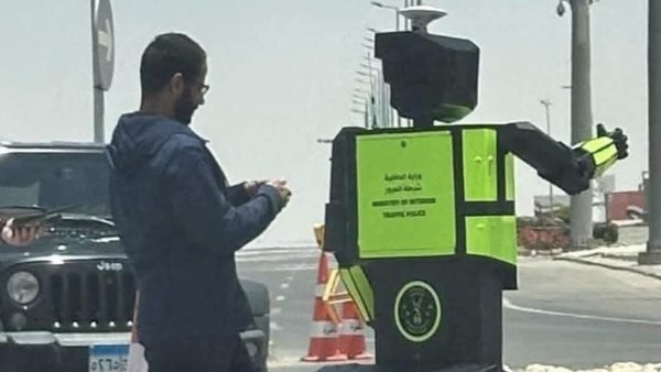بعد ظهوره في العاصمة الإدارية.. مهام شرطي المرور الإلكتروني الجديد